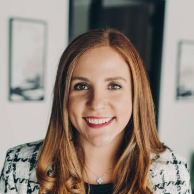 Erin Pash headshot