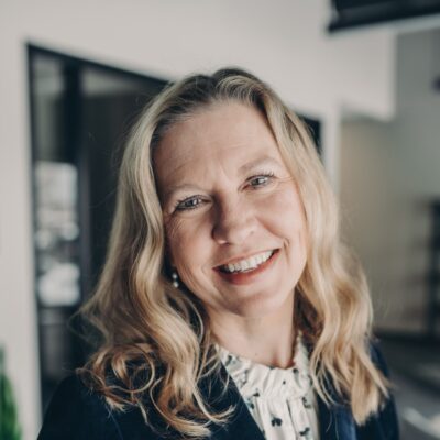 Suzette Schommer headshot